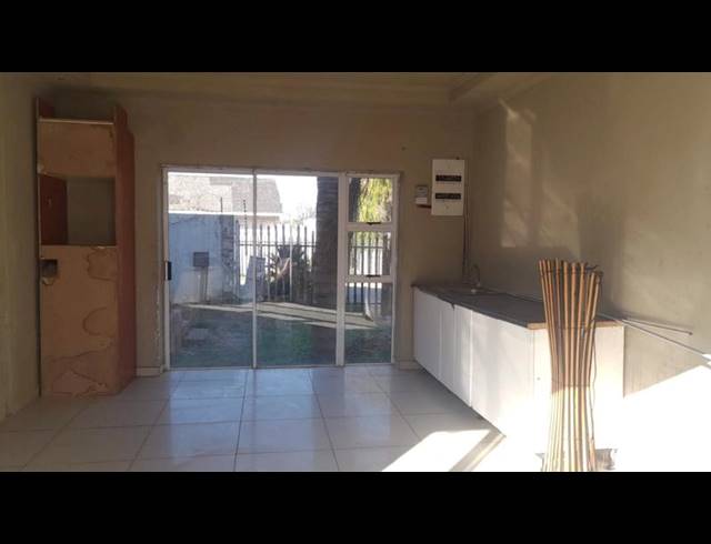 2 BEDROOM PROPERTY TO RENT IN FLORIDA